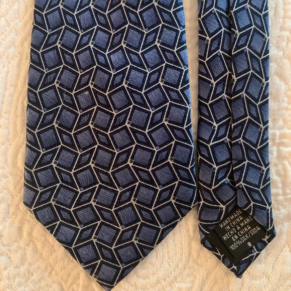 👀 Like New Men’s Handmade 100% Silk Tie w/Blue, Black & White Geometric Design - Picture 1 of 2